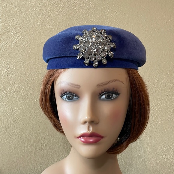 Vintage cobalt blue velour beret style hat with statement rhinestone pin - Picture 1 of 14